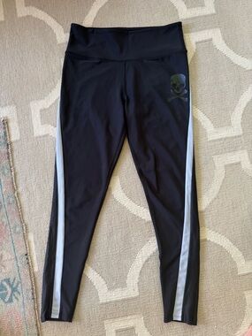 soulcycle Black Leggings with White Side Panels and Skull imprinted on leg. GUC!